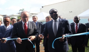 Le ministre ivoirien de l&#039;agriculture, Mamadou Sangafowa Coulibaly et le vice-président du FIDA, Michel Mordasini, lors de la coupure du ruban.
