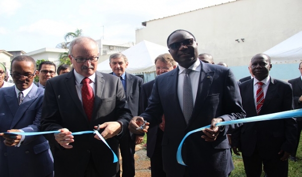 Le ministre ivoirien de l&#039;agriculture, Mamadou Sangafowa Coulibaly et le vice-président du FIDA, Michel Mordasini, lors de la coupure du ruban.