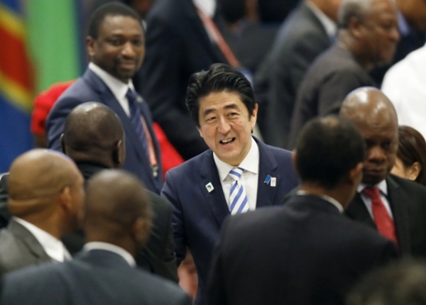 Le Premier Ministre du Japon Shinzo Abe (centre) salue les délégations de différents Etats africains après la séance de clôture de la 5ème Tokyo International Conference on African Development (TICAD) à Yokohama, le 3 juin 2013. AFP PHOTO / POOL / KIMIMASA MAYAMA