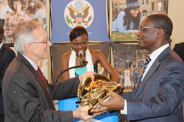 Arts-Education : Les USA offrent un important lot d’instruments de musique à l’orchestre et la fanfare de l’Université FHB