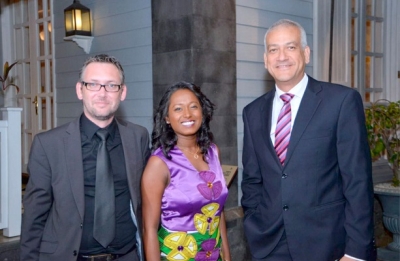 Richard Arlove, directeur g&eacute;n&eacute;ral d&rsquo;ABAX (A droite) et la directrice d'Abax Abidjan Anjeelee Chinamal (au centre) entendent conqu&eacute;rir la sous r&eacute;gion &agrave; partir de leur bureau d'Abidjan