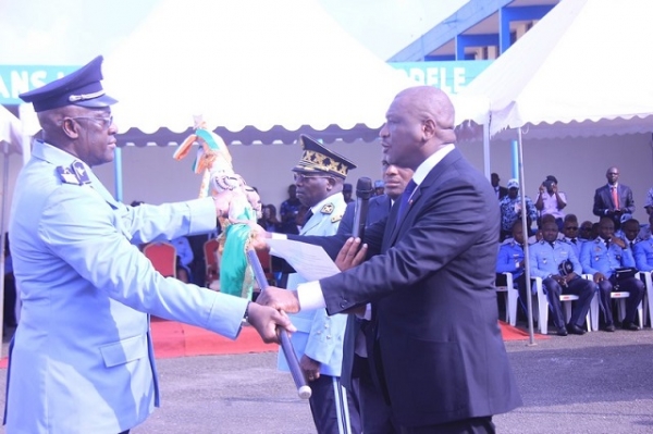 Le ministre d’Etat, Hamed Bakayoko remettant les attributs de commandement au nouveau directeur général de la police, le commissaire-divisionnaire-major de police, Youssouf Kouyaté