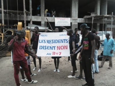 Côte d’Ivoire : Des jeunes de zone 4 protestent contre la construction « illégale » d’un immeuble de sept étages