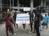Côte d’Ivoire : Des jeunes de zone 4 protestent contre la construction « illégale » d’un immeuble de sept étages