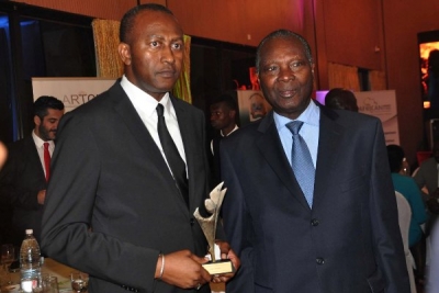 Siriki Sangar&eacute;, PDG d&rsquo;Opes Holding, a d&eacute;die son prix au Pr Saliou Tour&eacute; 
