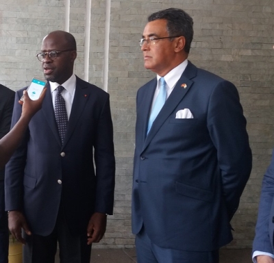 Le ministre ivoirien de la Défense Alain Richard Donwahi (à gauche) en compagnie de l&#039;ambassadeur du Maroc en Côte d&#039;Ivoire Abdelmalek Kettani