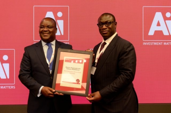 Le DG de la BRVM (à gauche) recevant le prix de la Bourse la plus innovante en Afrique