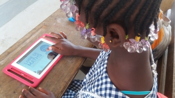 Côte d&#039;Ivoire : Des tablettes éducatives s&#039;intègrent à l&#039;école pour alléger les cartables