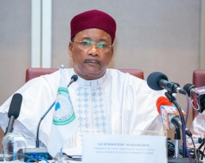 Crise nigérienne : Faux procès à Mahamadou Issoufou – comprendre la position complexe d’un leader pacifique