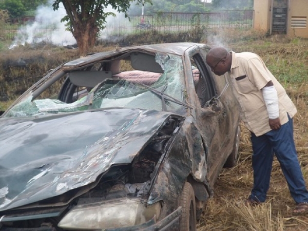 Le miraculeux journaliste N&#039;Dri Célestin constate avec étonnement son véhicule accidenté