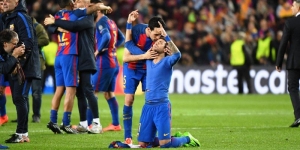 La fin du match Barcelone-Paris Saint Germain, l&#039;attaquant barcelonais Neymar remercie le ciel