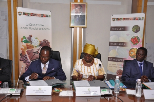 Mme Massandjé Touré-Litse et M. Joseph Boahen Aidoo signent l&#039;Accord d&#039;Abidjan (13/04/2017)