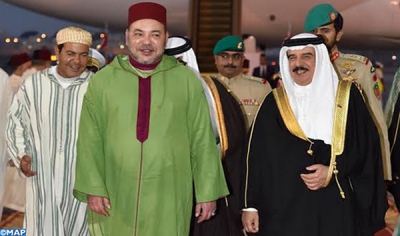 Mohammed VI (boubou vert) en visite de travail et de fraternité à Bahreïn