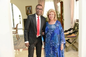 La Première dame de Côte d’Ivoire Dominique Ouattara a échangé avec la star sénégalaise Youssou N’Dour ce vendredi 3 mars 2017