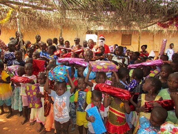 Côte d&#039;Ivoire : Quand des orphelins et enfants démunies d&#039;un village touchent à leurs premiers cadeaux de Noël