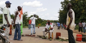 Des ex-rebelles démobilisés qui bloquaient l’entrée de la ville de Bouaké, le mardi 23 mai 2017