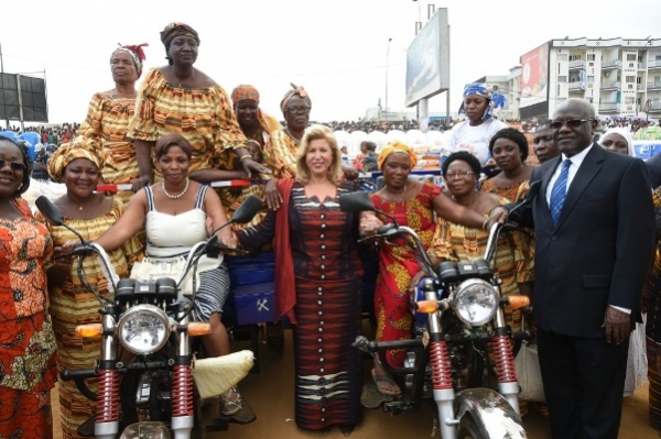 Côte d&#039;Ivoire : Dominique Ouattara offre 350 millions FCFA en matériels et appui aux femmes de Yopougon