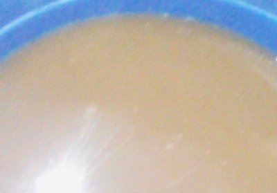 Une vue de l&#039;eau potable sortie du robinet à Tiébissou.