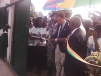 Le parrain, l&#039;ambassadeur d&#039;Espagne en Côte d&#039;Ivoire, coupe le ruban à l&#039;entrée de l&#039;une des unités de transformation du manioc et du riz