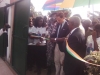 Le parrain, l&#039;ambassadeur d&#039;Espagne en Côte d&#039;Ivoire, coupe le ruban à l&#039;entrée de l&#039;une des unités de transformation du manioc et du riz