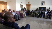 Des soldats mutins discutent avec le ministre de la Défense Alain-Richard Donwahi et sa délégation à Bouaké, Côte d’Ivoire, 7 janvier 2017 (Ph Reuters)