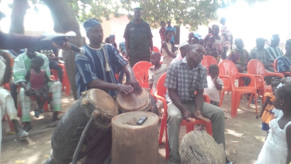 Des percussionnistes de la danse Samirigué de Bouna