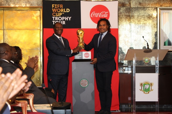 Côte d’Ivoire : Le trophée de la Coupe du monde 2018 présenté au Président Alassane Ouattara