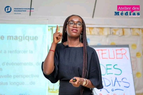 Promotion du livre : Rita Dro offre une mini-bibliothèque aux élèves de l’EPP Elima