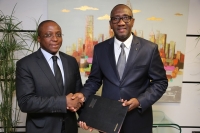 L&#039;ex-directeur général d&#039;ABI, le ministre Souleymane Diarrassouba (à droite) et le nouveau directeur général, Habib Koné (à gauche) lors de la passation de charges