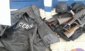 De l&#039;équipement militaire abandonné par les assaillants au commissariat du 16ème arrondissement de Yopougon (Photo LDA)