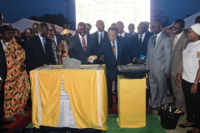 Le vice-président Daniel Duncan et l&#039;Ambassadeur Andew Young donnant le premier coup de truelle du futur campus de l&#039;université internationale de Grand-Bassam (Ph. AIP)
