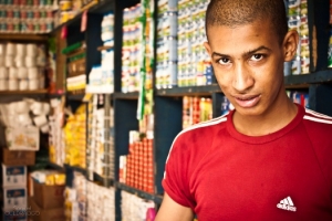Un jeune commerçant mauritanien à Abidjan. Crédit photo : Samuel Ouedraogo