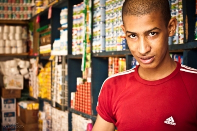 Un jeune commer&ccedil;ant mauritanien &agrave; Abidjan. Cr&eacute;dit photo : Samuel Ouedraogo