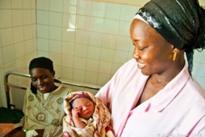 (Archives) Une nouvelle m&egrave;re tenant son b&eacute;b&eacute;, Photo: PNUD
